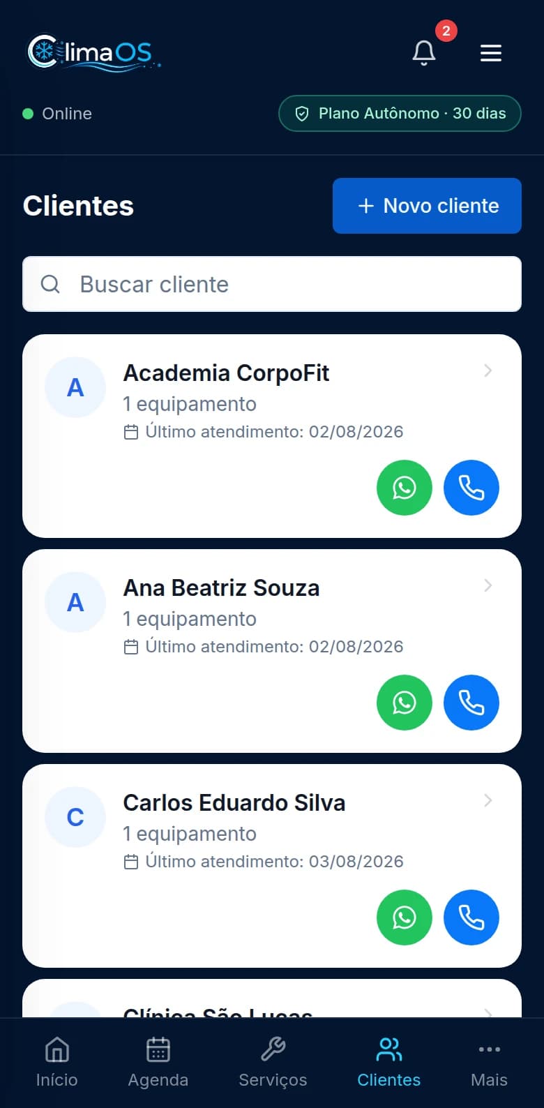 Lista de clientes no ClimaOS com equipamentos, data do último atendimento e atalhos de WhatsApp e telefone